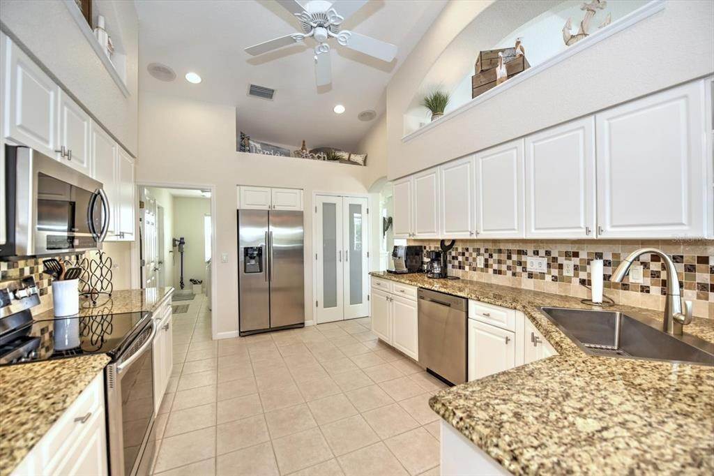 17. Single Family Homes for Sale at 90 LONG MEADOW PLACE Rotonda West, Florida 33947 United States