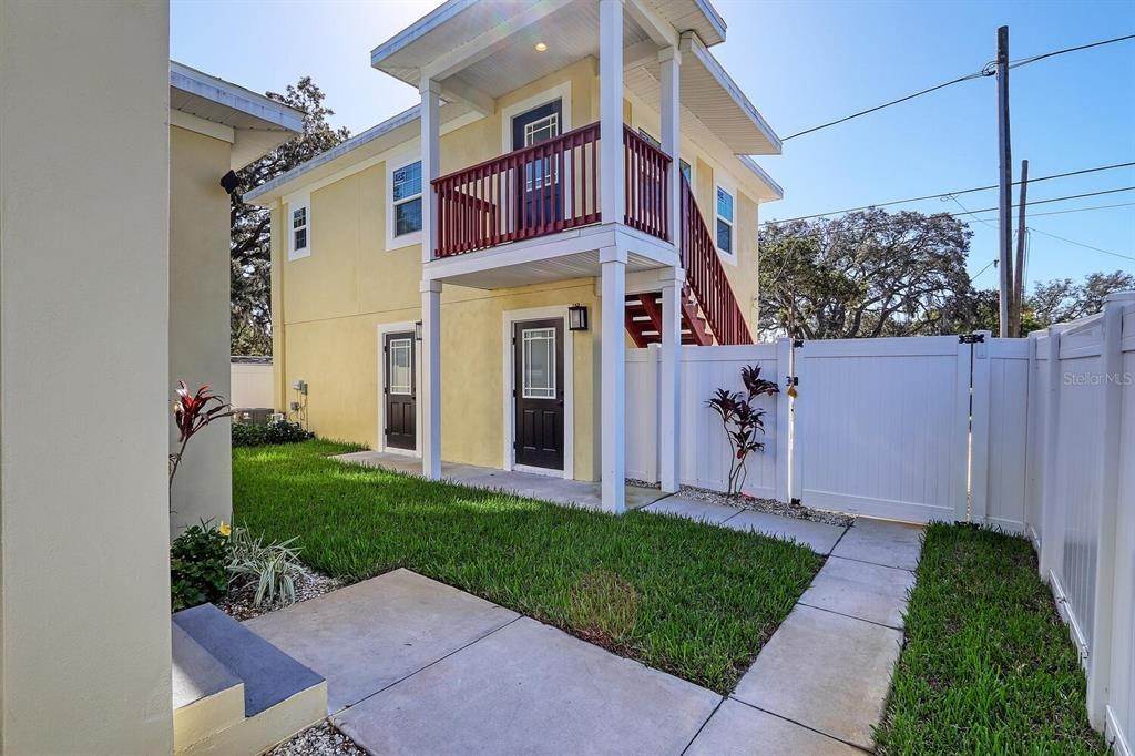 18. Single Family Homes for Sale at 2636 4TH AVENUE St. Petersburg, Florida 33712 United States