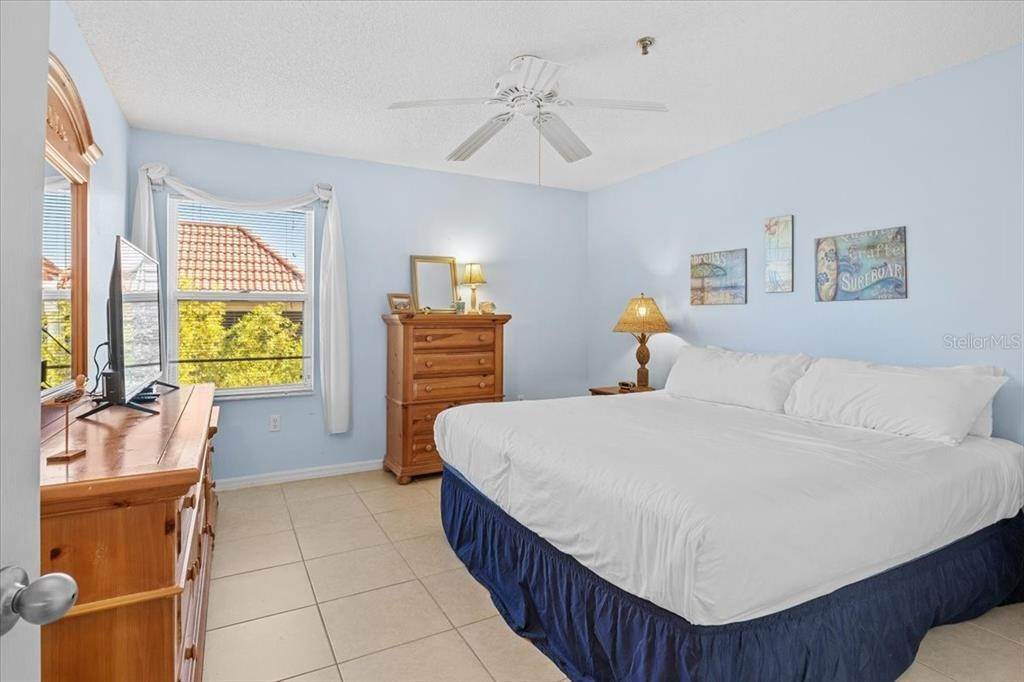 16. Single Family Homes for Sale at 3601 E BAY DRIVE 208 Holmes Beach, Florida 34217 United States