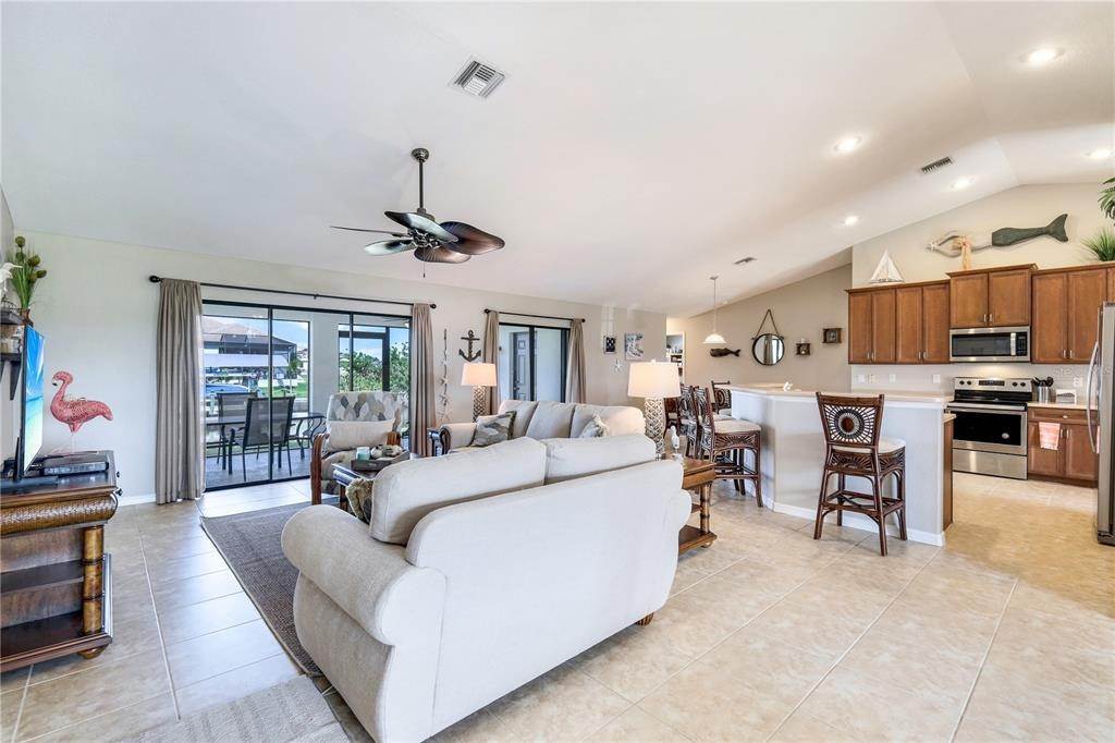 5. Single Family Homes for Sale at 522 NW 32ND PLACE Cape Coral, Florida 33993 United States