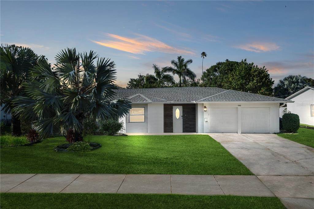 2. Single Family Homes for Sale at 940 SNELL ISLE BOULEVARD St. Petersburg, Florida 33704 United States