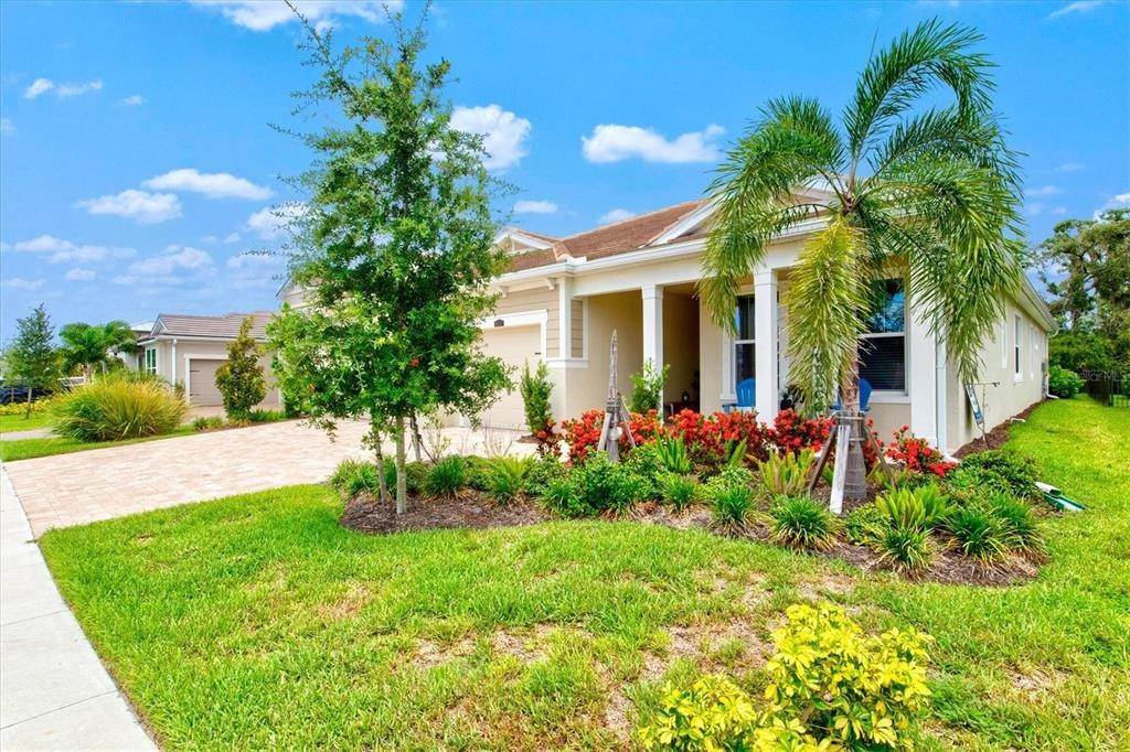 5. Single Family Homes for Sale at 8624 SUNDANCE LOOP Sarasota, Florida 34238 United States