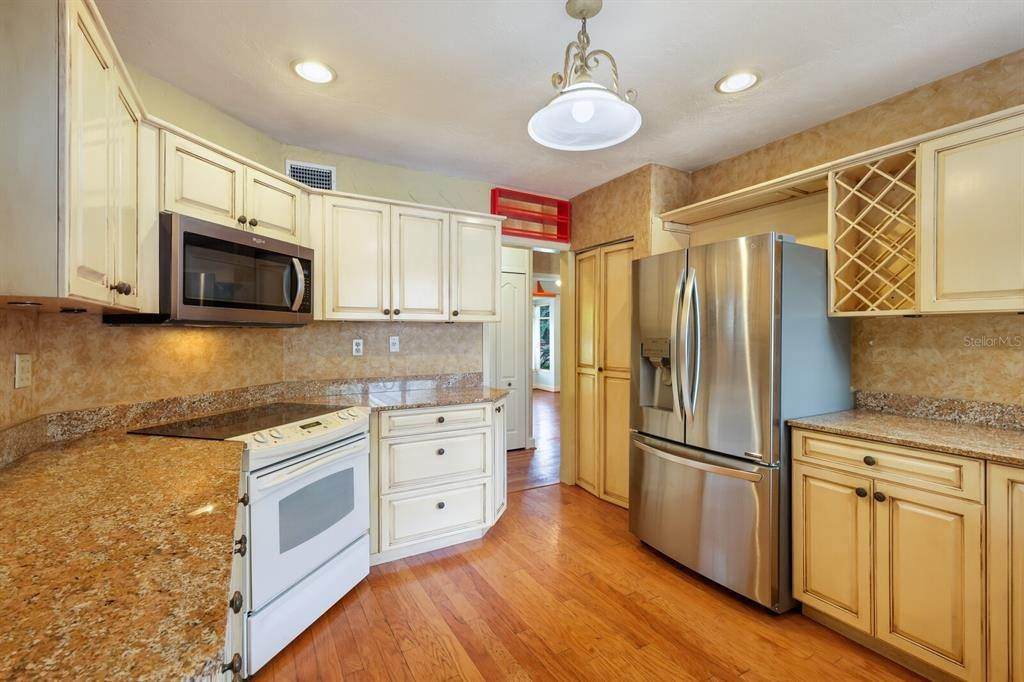 16. Single Family Homes for Sale at 5246 Bay Shore ROAD Sarasota, Florida 34234 United States