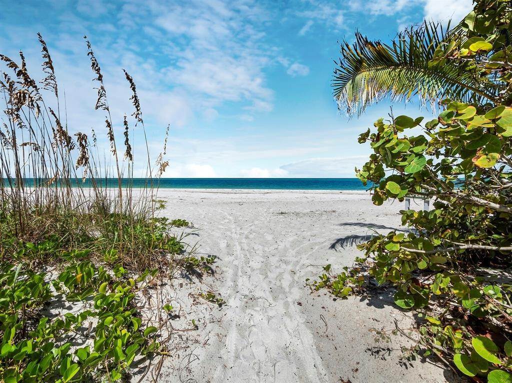 18. Single Family Homes for Sale at 1130 CENTER PLACE Sarasota, Florida 34236 United States