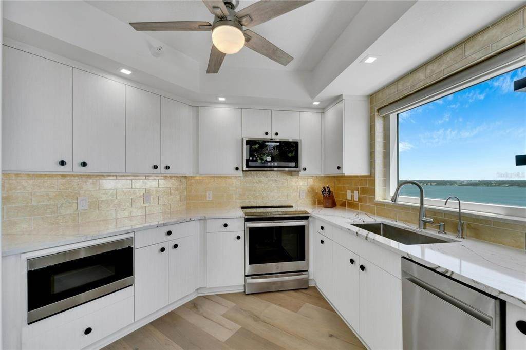 18. Single Family Homes for Sale at 1170 GULF BOULEVARD 1805 Clearwater Beach, Florida 33767 United States