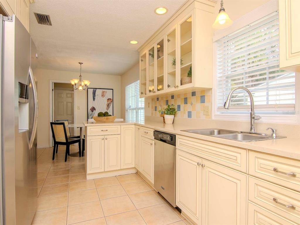 19. Single Family Homes for Sale at 2301 S San Jose CIRCLE Tampa, Florida 33629 United States