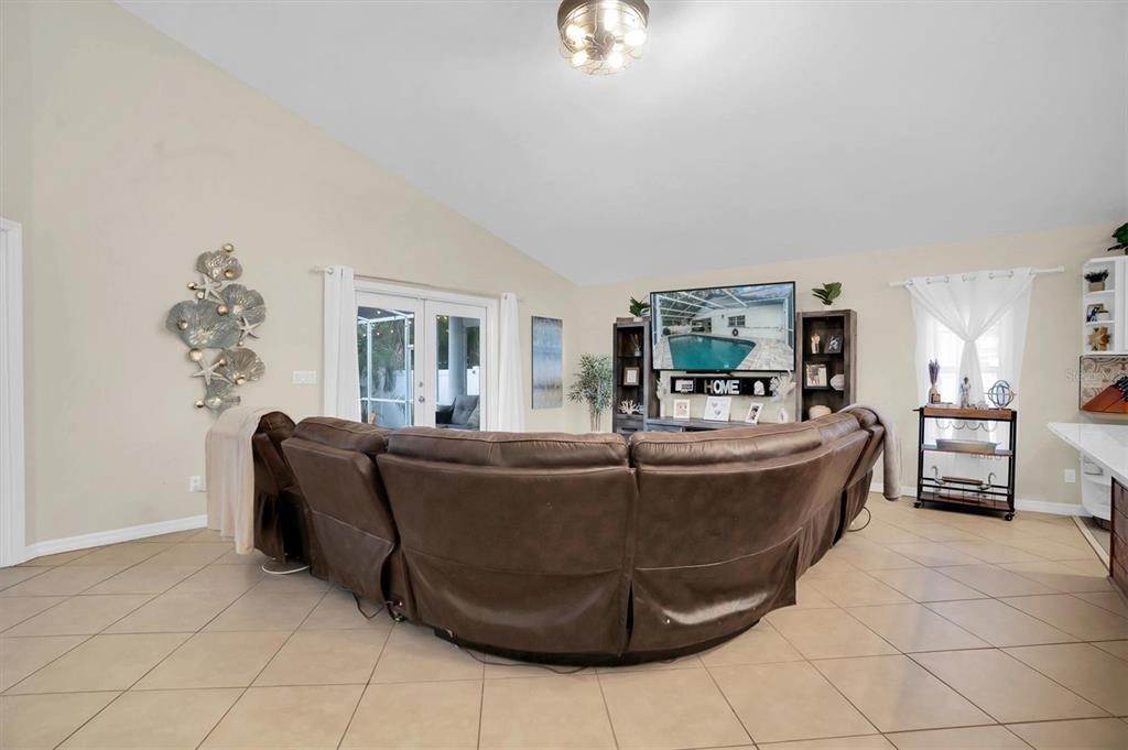 7. Single Family Homes for Sale at 552 ATWOOD AVENUE St. Petersburg, Florida 33702 United States