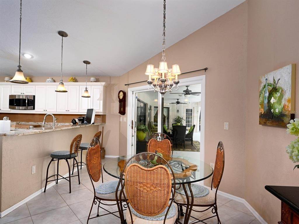 14. Single Family Homes for Sale at 7754 SILVER BELL DRIVE Sarasota, Florida 34241 United States
