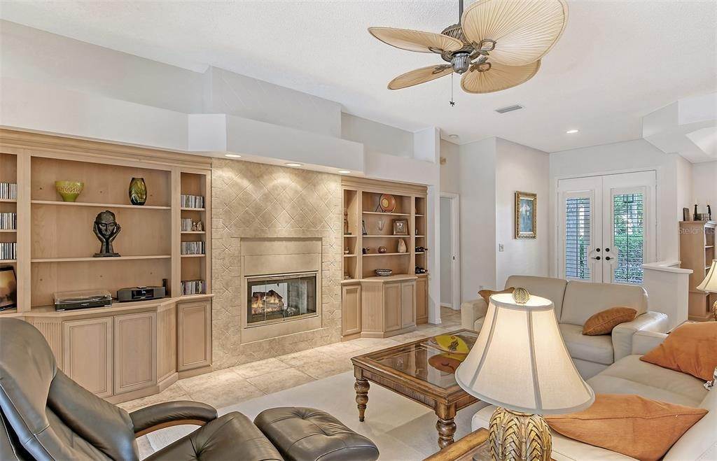 8. Single Family Homes for Sale at 4386 INDIAN POINT TRAIL Sarasota, Florida 34238 United States
