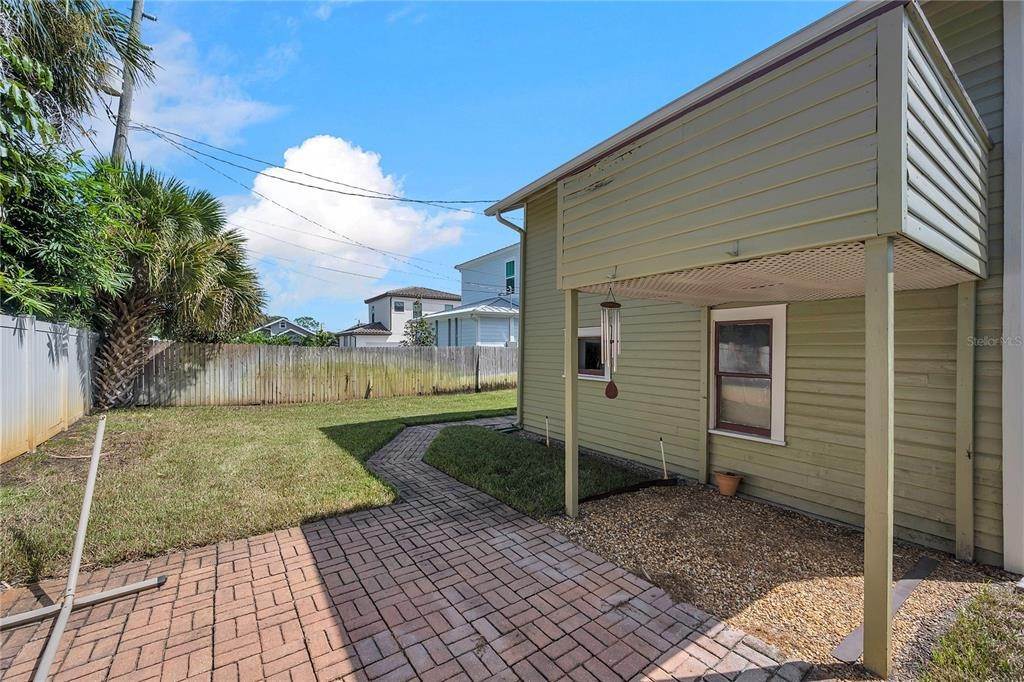 18. Single Family Homes for Sale at 721 32ND AVENUE St. Petersburg, Florida 33704 United States