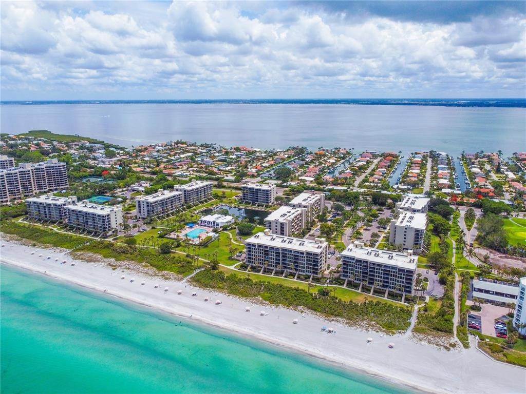 1. Single Family Homes for Sale at 1085 GULF OF MEXICO DRIVE 302 Longboat Key, Florida 34228 United States