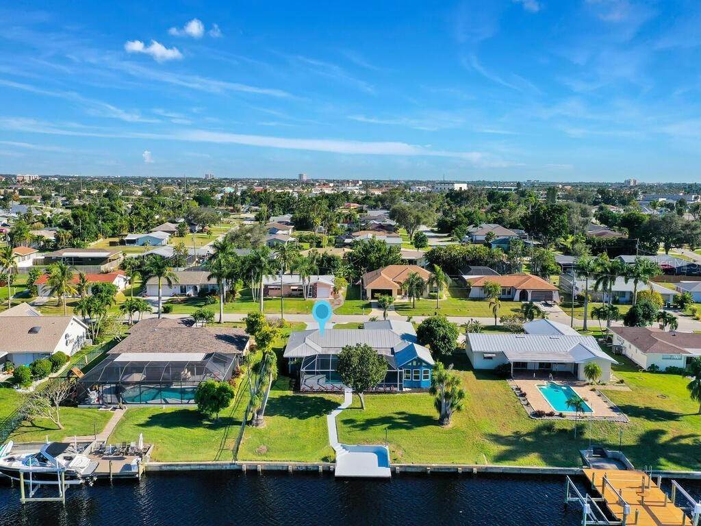 4. Single Family Homes for Sale at 1221 SE 43RD TERRACE Cape Coral, Florida 33904 United States