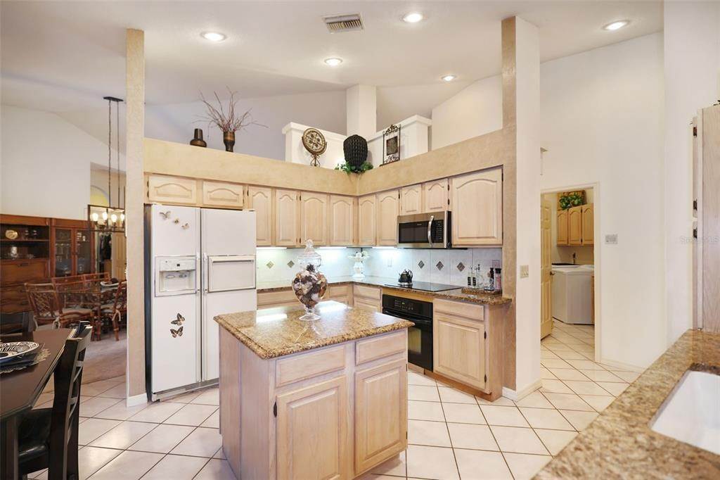 13. Single Family Homes for Sale at 2748 RESNIK CIRCLE Palm Harbor, Florida 34683 United States