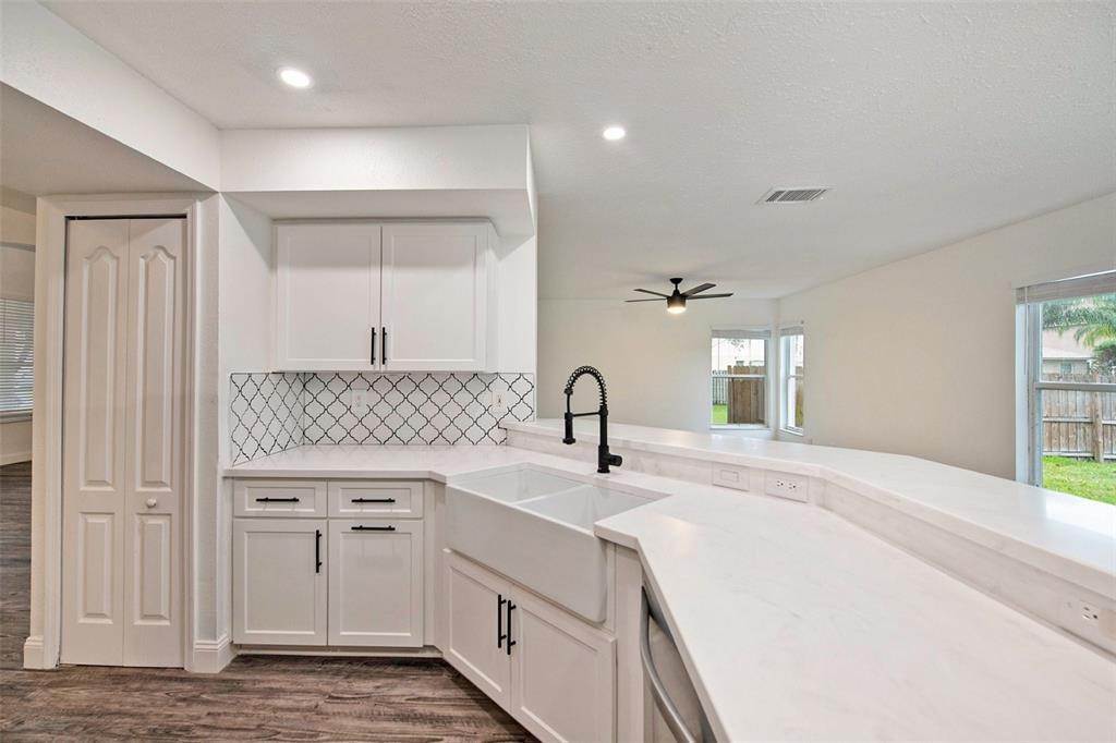 13. Single Family Homes for Sale at 423 CYPRESS VIEW DRIVE Oldsmar, Florida 34677 United States
