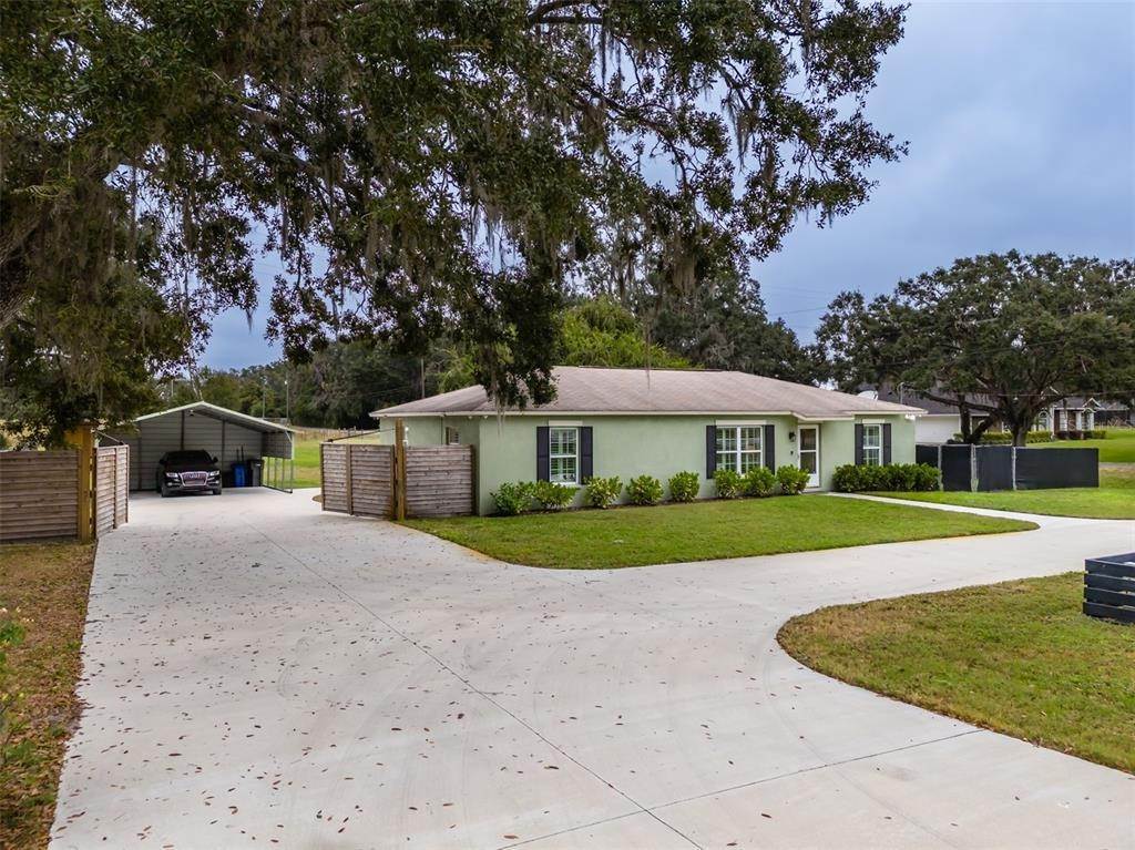 7. Single Family Homes for Sale at 8600 W KNIGHTS GRIFFIN ROAD Plant City, Florida 33565 United States