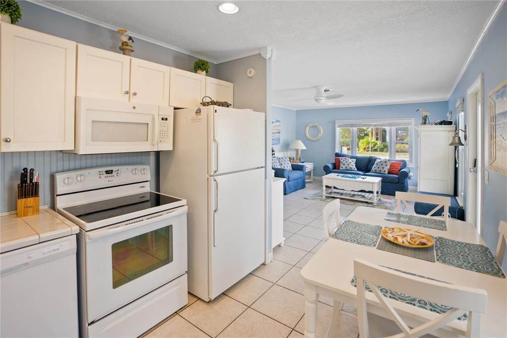 14. Single Family Homes for Sale at 3301 Gulf DRIVE 5 Holmes Beach, Florida 34217 United States