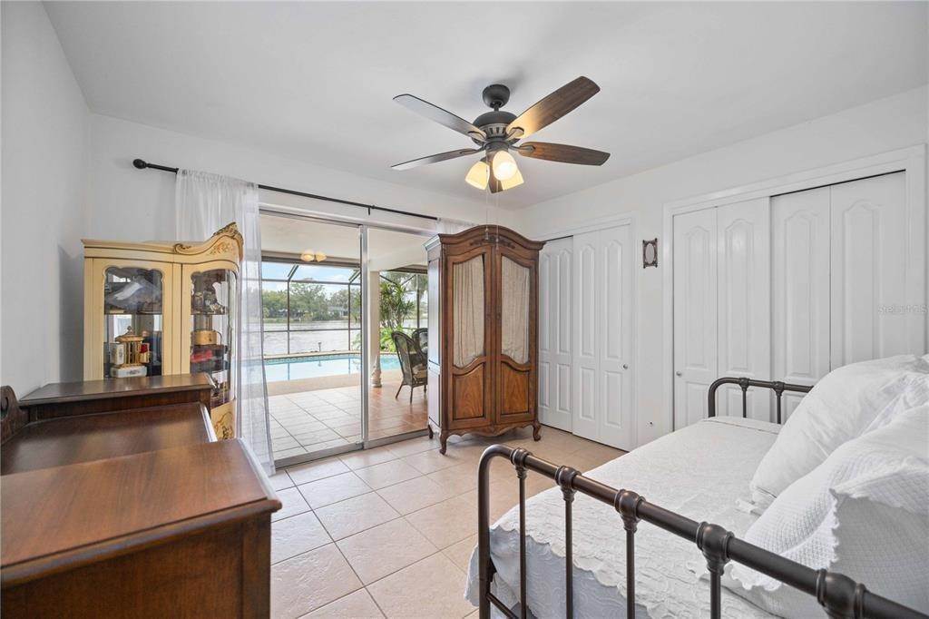 17. Single Family Homes for Sale at 516 E Lake DRIVE Sarasota, Florida 34232 United States