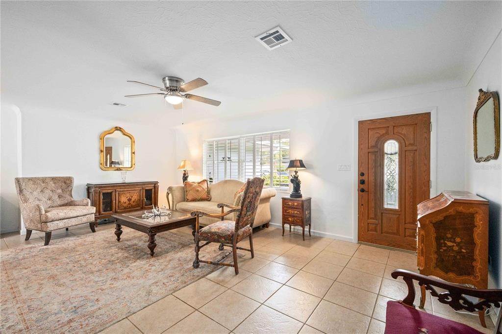 7. Single Family Homes for Sale at 516 E Lake DRIVE Sarasota, Florida 34232 United States
