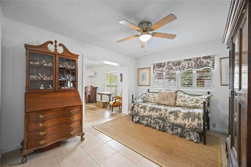 19. Single Family Homes for Sale at 516 E Lake DRIVE Sarasota, Florida 34232 United States