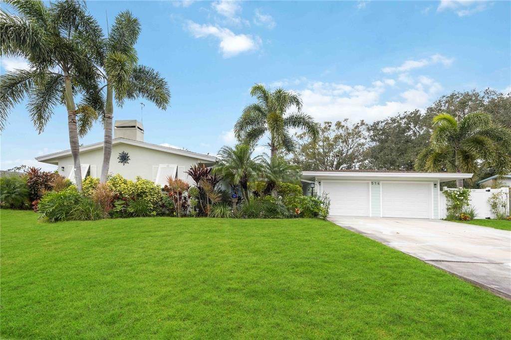 4. Single Family Homes for Sale at 516 E Lake DRIVE Sarasota, Florida 34232 United States