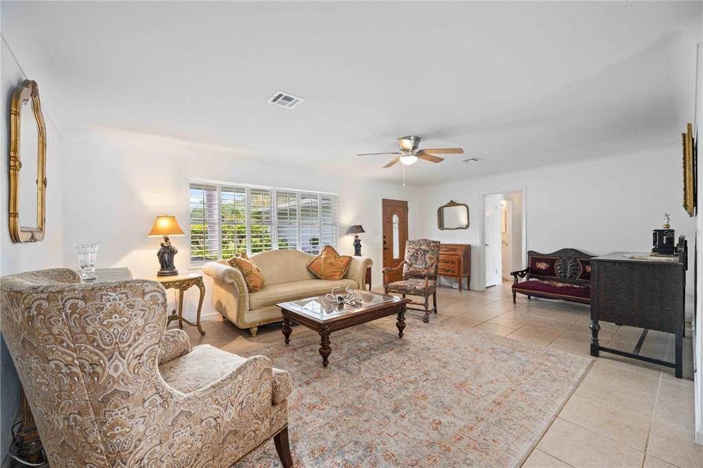 8. Single Family Homes for Sale at 516 E Lake DRIVE Sarasota, Florida 34232 United States