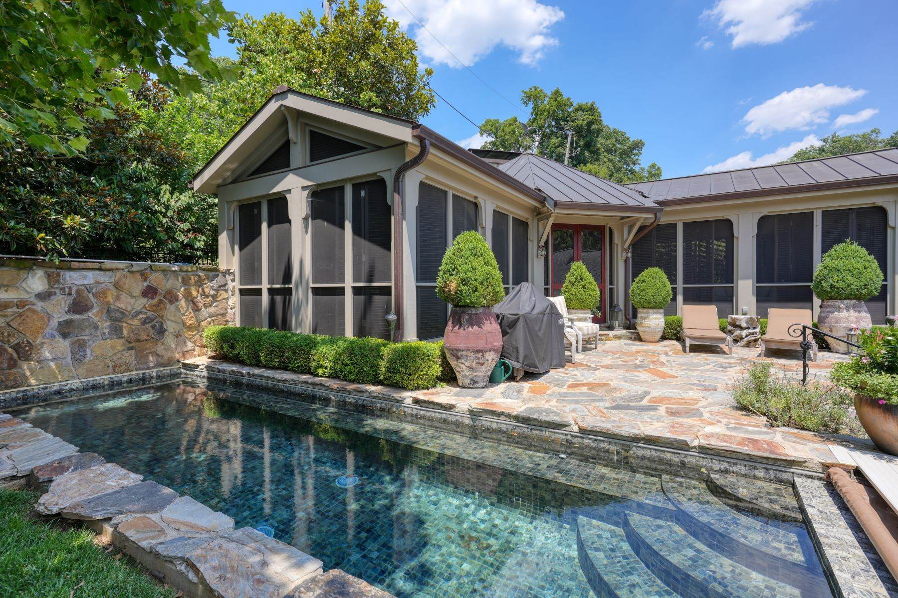 Single Family Homes 为 销售 在 2905 Lilac Way 路易斯维尔, 肯塔基州 40206 美国
