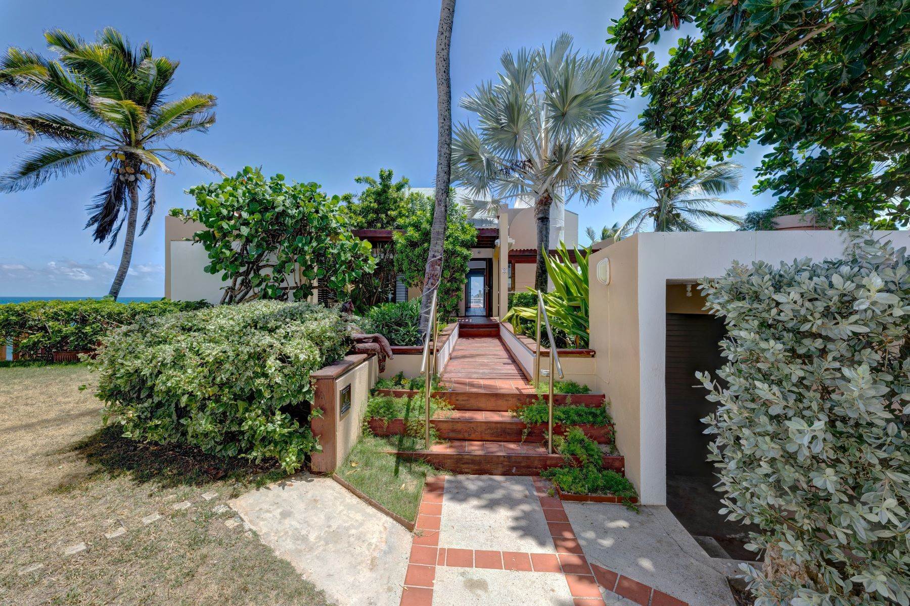 18. Single Family Homes pour l Vente à Beachfront Marvel in Brenas 70 Brenas Estate Vega Alta, 00759 Porto Rico
