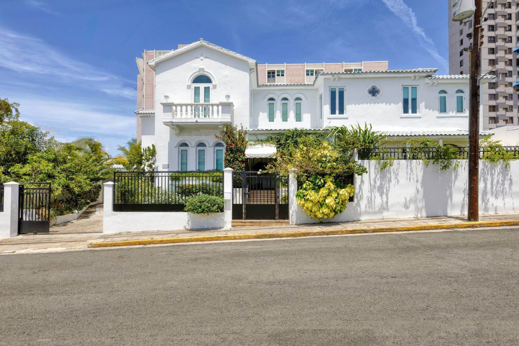 2. Single Family Homes for Sale at Enchanting Metropolitan Estate 528 Jose D. Riera St. San Juan, 00909 Puerto Rico