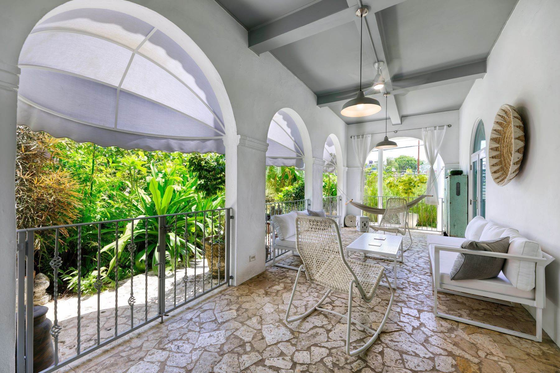 17. Single Family Homes for Sale at Enchanting Metropolitan Estate 528 Jose D. Riera St. San Juan, 00909 Puerto Rico