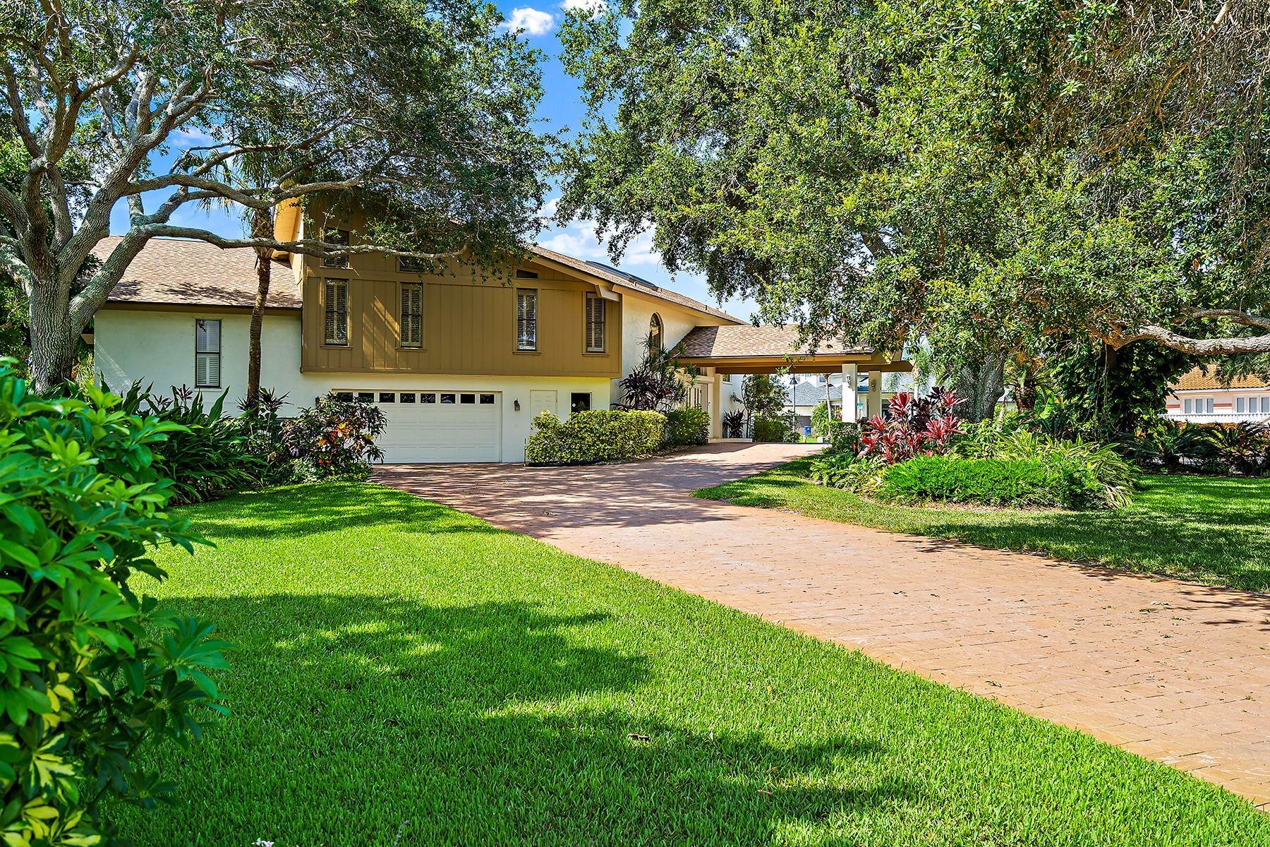 Single Family Homes para Venda às 873 2nd Avenue S Tierra Verde, Florida 33715 Estados Unidos
