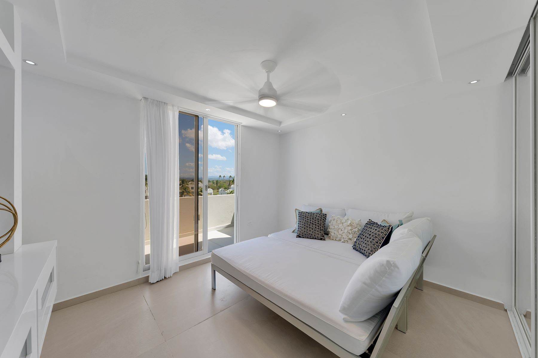 14. Condominiums for Sale at Oceanfront Two-Story Home with Breathtaking Views H7 Costa Dorada I Dorado, 00646 Puerto Rico