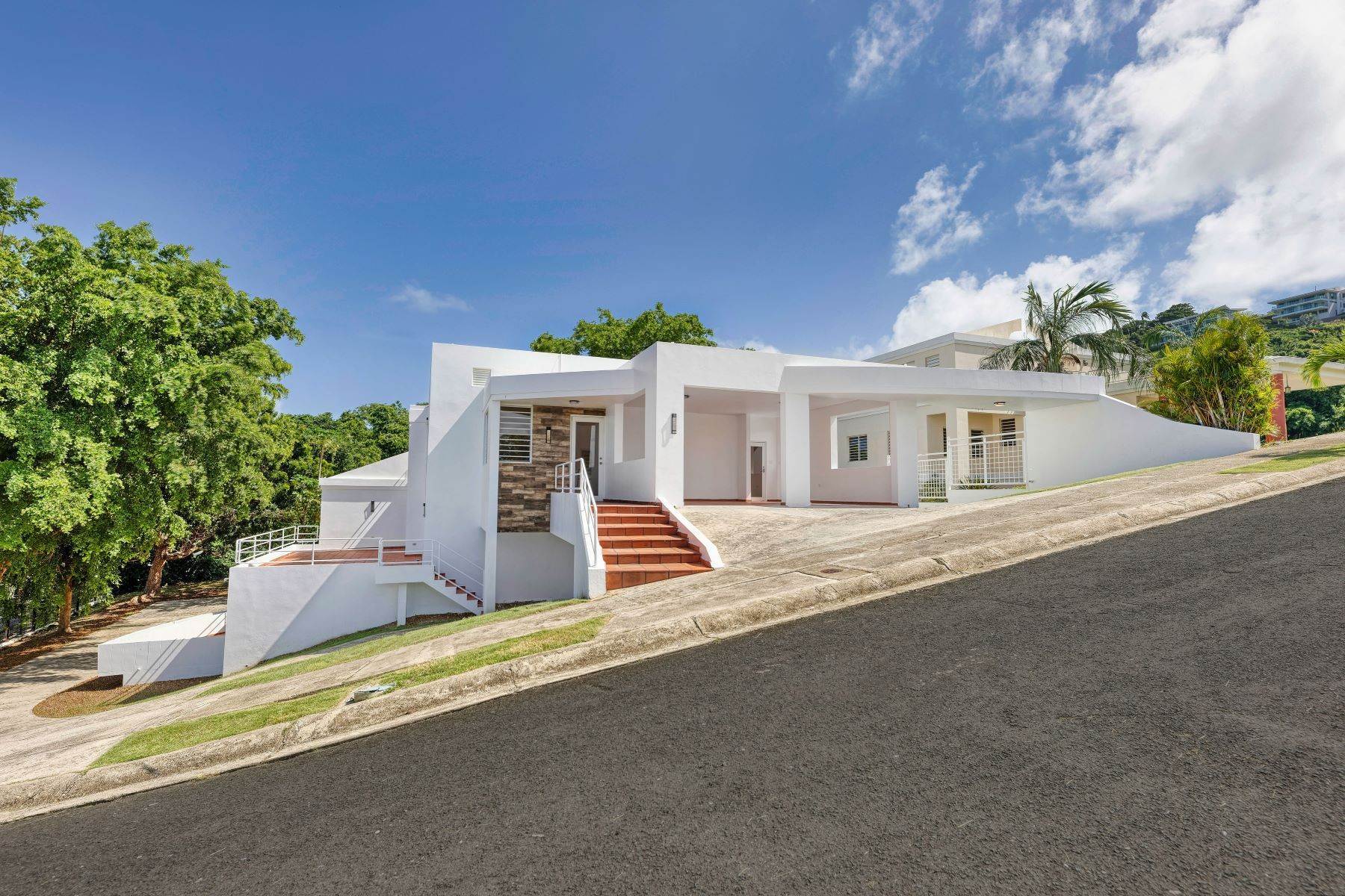 Single Family Homes 為 出售 在 Tri-Level Residence with Scenic Vistas 2 Paseo El Faro Fajardo, 00738 波多黎各