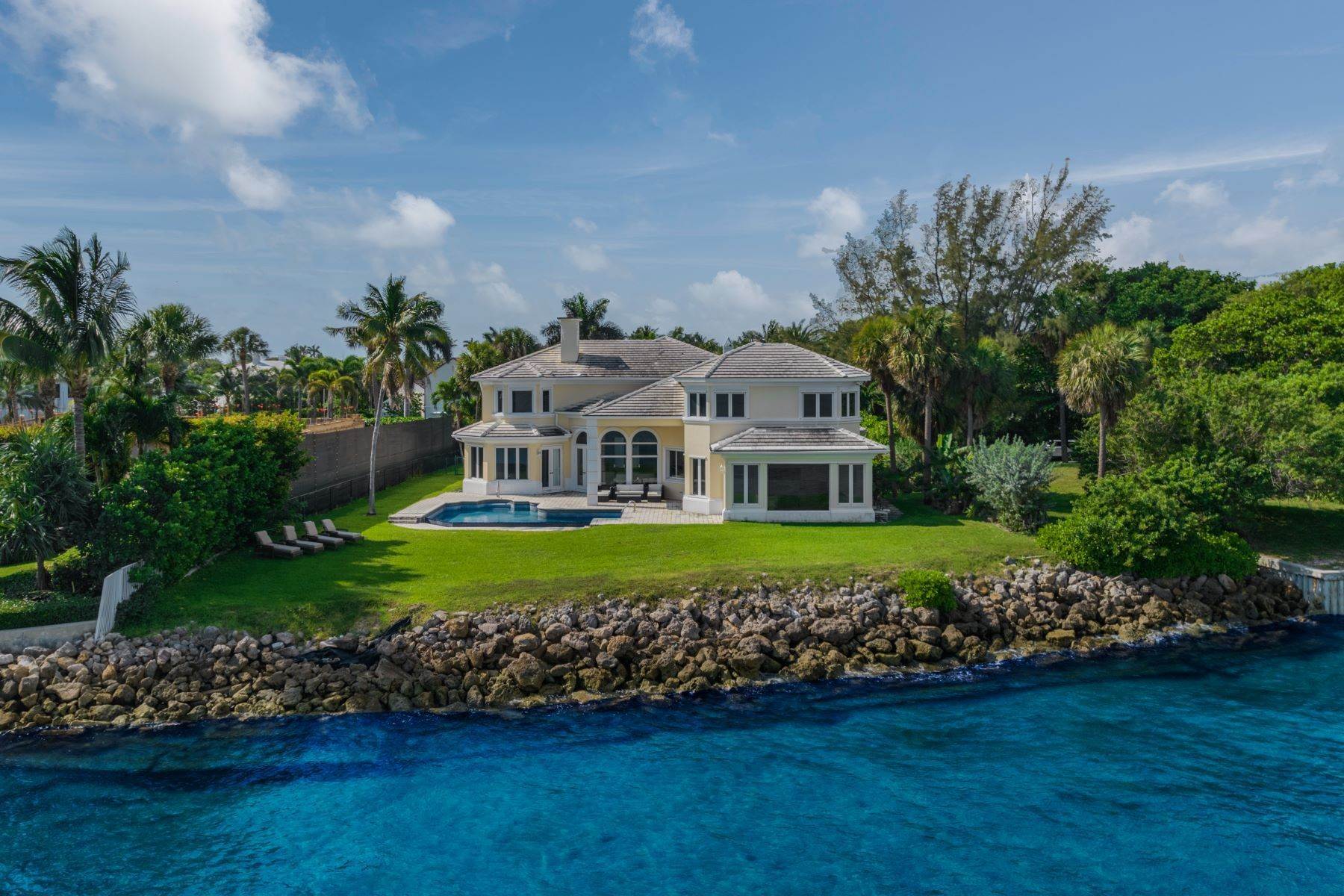 Single Family Homes для того Продажа на Rare Direct Intracoastal Property 305 Indian Road Palm Beach, Флорида 33480 Соединенные Штаты