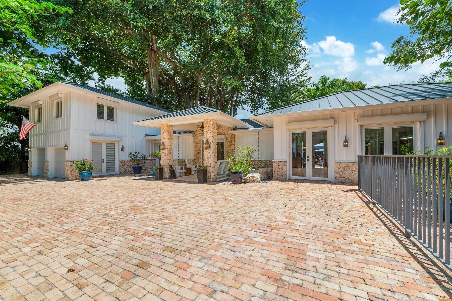 Single Family Homes 为 销售 在 3659 Bayview Rd, Coconut Grove, FL 3659 Bayview Rd 迈阿密, 佛罗里达州 33133 美国